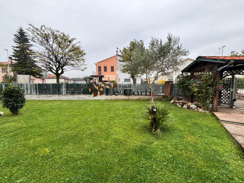 A Lonigo, in una zona semi-centrale tranquilla ma comoda a tutti i servizi, proponiamo in vendita...