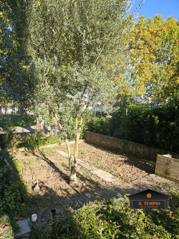 VICENZA-FINE VIALE SANT'AGOSTINO-NOGARAZZA: In strada riparata dal traffico e circondata dal verd...