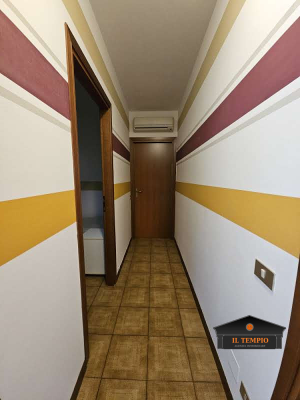 VICENZA-FINE VIALE SANT'AGOSTINO-NOGARAZZA: In strada riparata dal traffico e circondata dal verd...