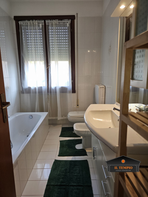 VICENZA-FINE VIALE SANT'AGOSTINO-NOGARAZZA: In strada riparata dal traffico e circondata dal verd...