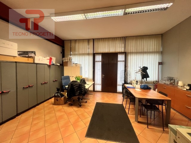 In affitto, proponiamo un elegante ufficio situato nella rinomata Zona Industriale Est di Padova....