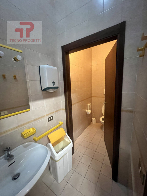 In affitto, proponiamo un elegante ufficio situato nella rinomata Zona Industriale Est di Padova....