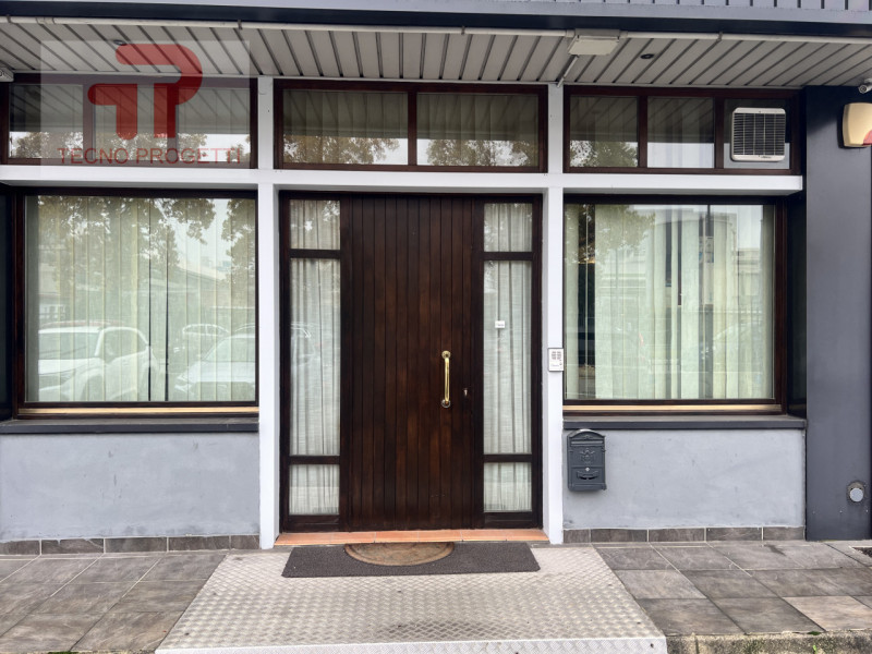 In affitto, proponiamo un elegante ufficio situato nella rinomata Zona Industriale Est di Padova....