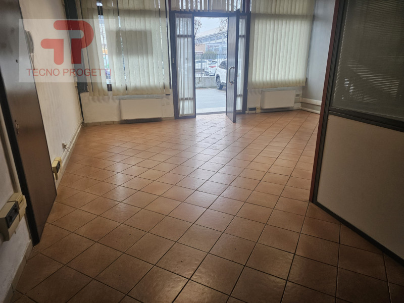 In affitto, proponiamo un elegante ufficio situato nella rinomata Zona Industriale Est di Padova....