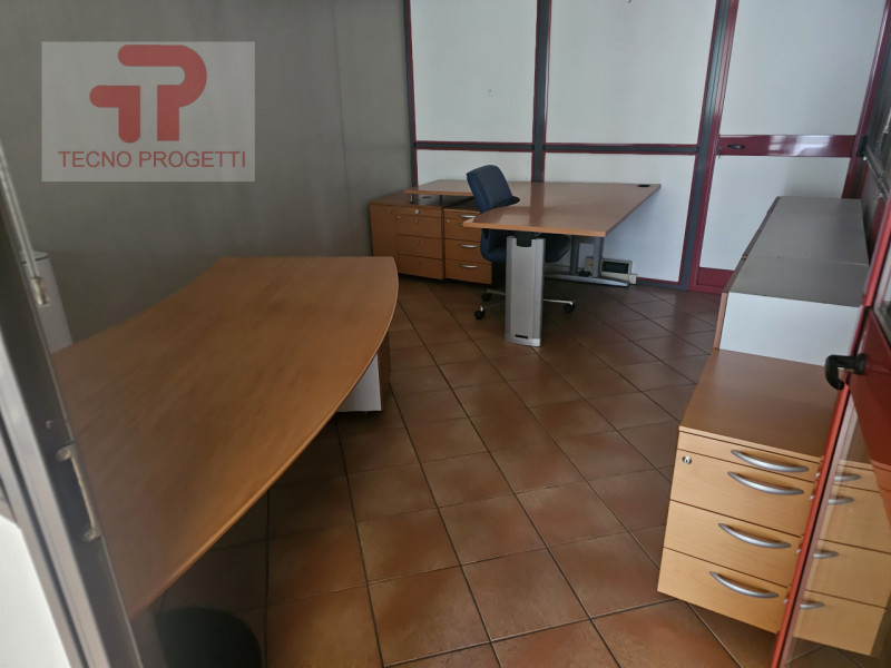 In affitto, proponiamo un elegante ufficio situato nella rinomata Zona Industriale Est di Padova....