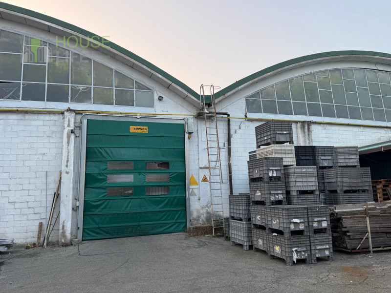 ARCISATE - VARESE: CAPANNONE INDUSTRIALE DI 5.000 MQ con area esterna di circa 2.000 mq e palazzi...