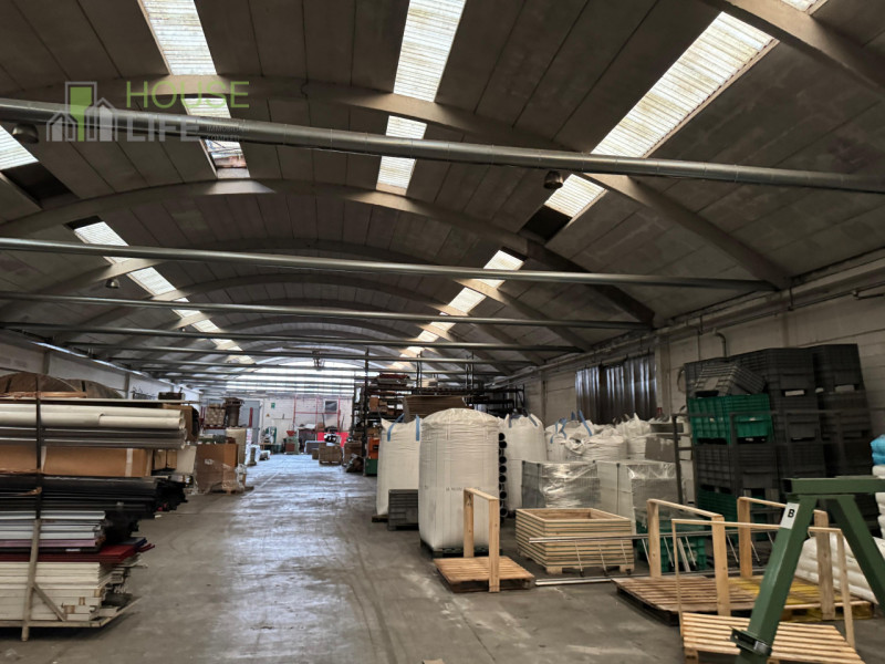 ARCISATE - VARESE: CAPANNONE INDUSTRIALE DI 5.000 MQ con area esterna di circa 2.000 mq e palazzi...