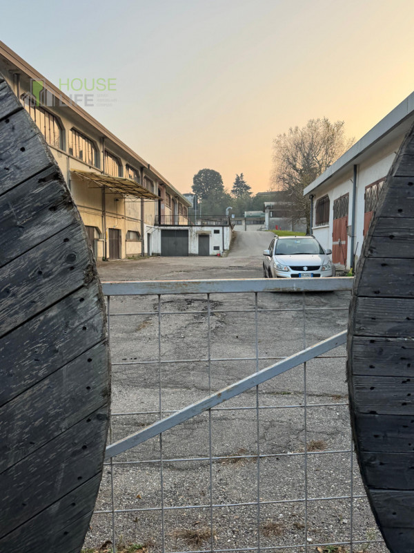 ARCISATE - VARESE: CAPANNONE INDUSTRIALE DI 5.000 MQ con area esterna di circa 2.000 mq e palazzi...