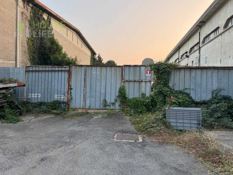 ARCISATE - VARESE: CAPANNONE INDUSTRIALE DI 5.000 MQ con area esterna di circa 2.000 mq e palazzi...