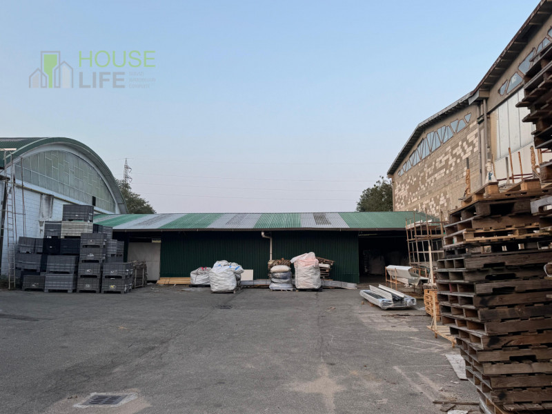 ARCISATE - VARESE: CAPANNONE INDUSTRIALE DI 5.000 MQ con area esterna di circa 2.000 mq e palazzi...