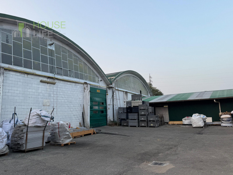 ARCISATE - VARESE: CAPANNONE INDUSTRIALE DI 5.000 MQ con area esterna di circa 2.000 mq e palazzi...