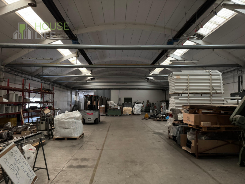 ARCISATE - VARESE: CAPANNONE INDUSTRIALE DI 5.000 MQ con area esterna di circa 2.000 mq e palazzi...