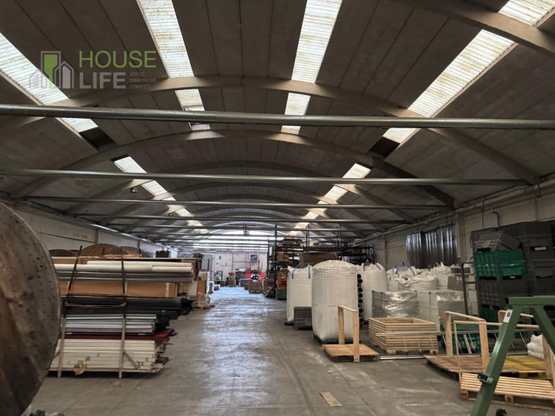 ARCISATE - VARESE: CAPANNONE INDUSTRIALE DI 5.000 MQ con area esterna di circa 2.000 mq e palazzi...