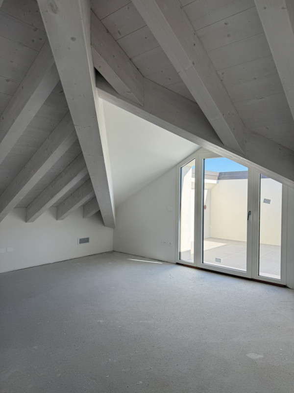 Nel cuore di Castelfranco Veneto, a pochi passi dal centro storico, proponiamo in vendita un escl...