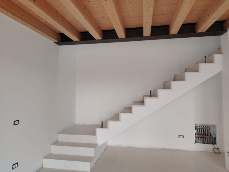 In locazione casa indipendente, su 2 livelli. Nuove, in fase di finitura. Travate a vista sia in ...