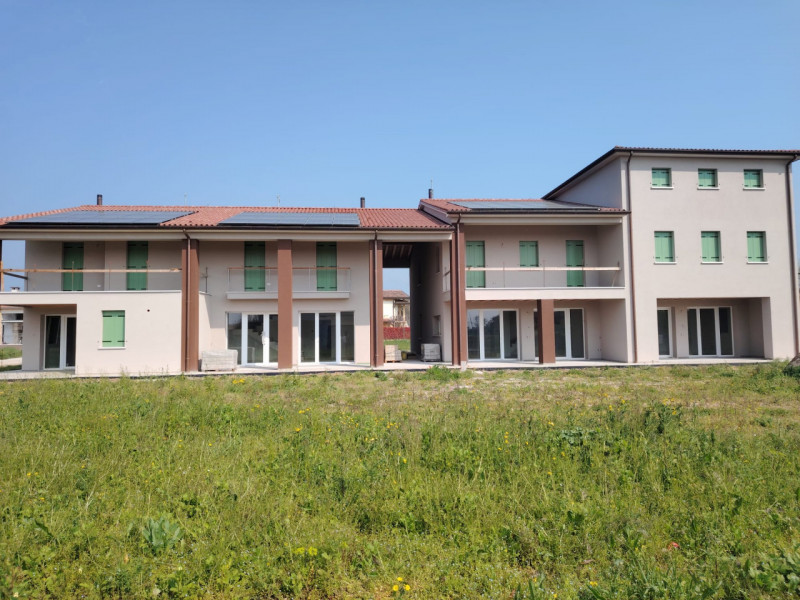 In locazione casa indipendente, su 2 livelli. Nuove, in fase di finitura. Travate a vista sia in ...