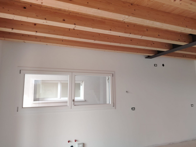 In locazione casa indipendente, su 2 livelli. Nuove, in fase di finitura. Travate a vista sia in ...