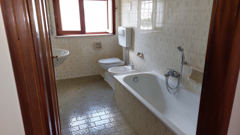 Vicenza, in zona di Sant' Agostino, si propone in vendita una casa singola di ampie metrature, di...