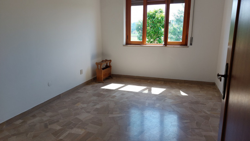 Vicenza, in zona di Sant' Agostino, si propone in vendita una casa singola di ampie metrature, di...