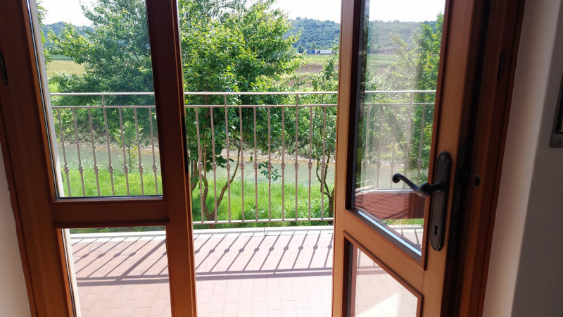 Vicenza, in zona di Sant' Agostino, si propone in vendita una casa singola di ampie metrature, di...