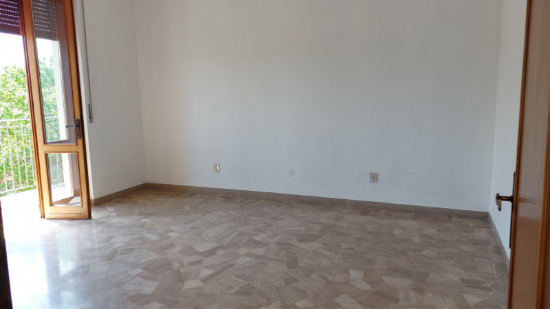 Vicenza, in zona di Sant' Agostino, si propone in vendita una casa singola di ampie metrature, di...