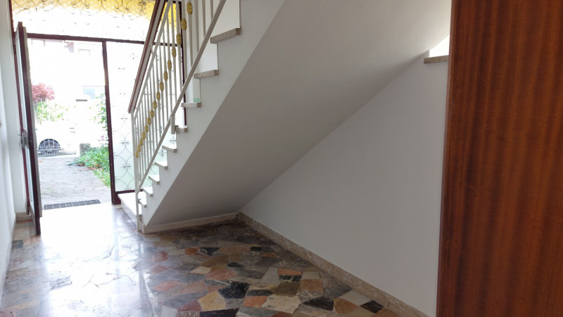 Vicenza, in zona di Sant' Agostino, si propone in vendita una casa singola di ampie metrature, di...