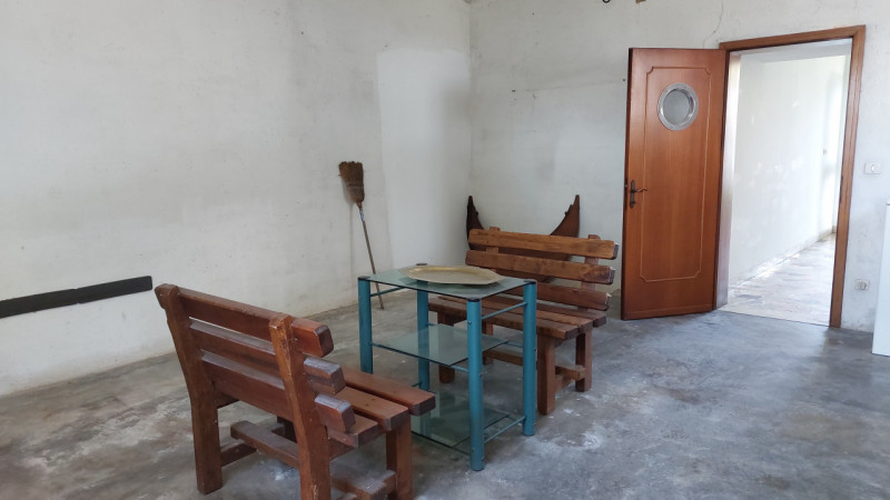 Vicenza, in zona di Sant' Agostino, si propone in vendita una casa singola di ampie metrature, di...