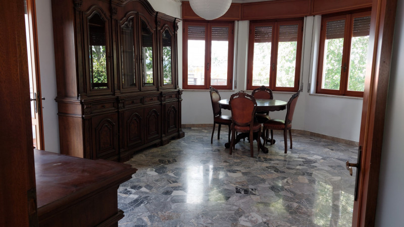 Vicenza, in zona di Sant' Agostino, si propone in vendita una casa singola di ampie metrature, di...