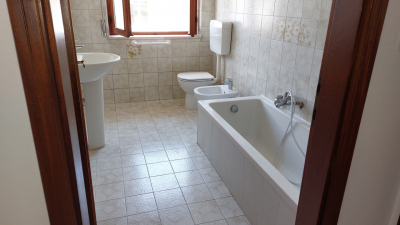 Vicenza, in zona di Sant' Agostino, si propone in vendita una casa singola di ampie metrature, di...