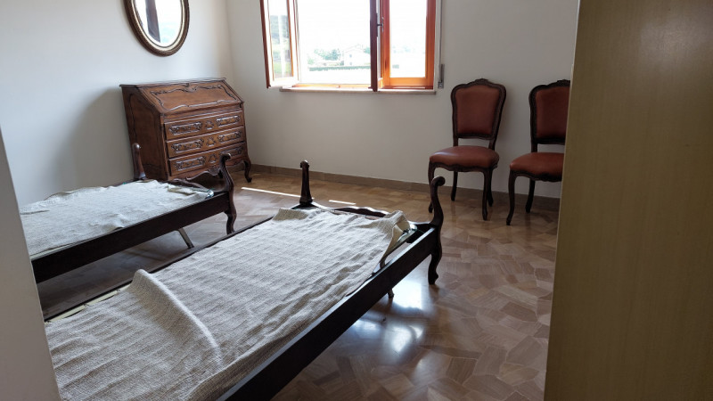 Vicenza, in zona di Sant' Agostino, si propone in vendita una casa singola di ampie metrature, di...