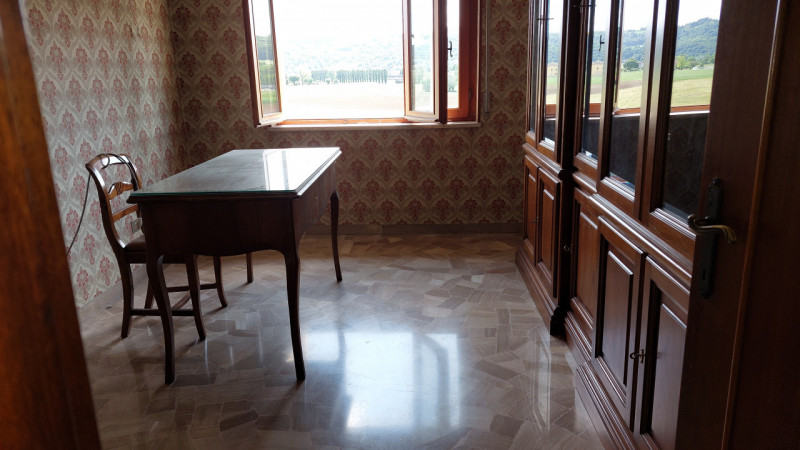 Vicenza, in zona di Sant' Agostino, si propone in vendita una casa singola di ampie metrature, di...