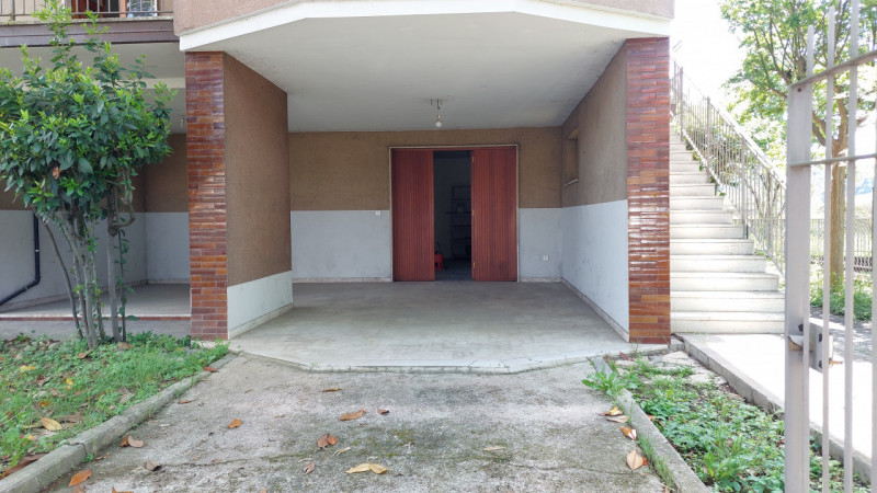 Vicenza, in zona di Sant' Agostino, si propone in vendita una casa singola di ampie metrature, di...