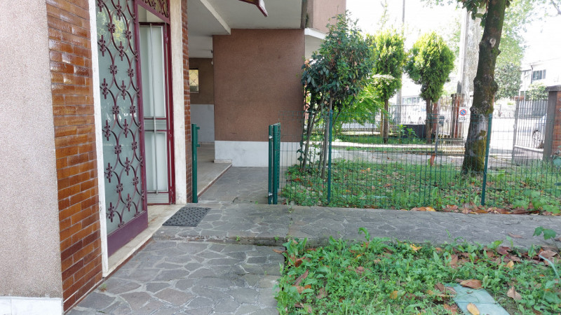 Vicenza, in zona di Sant' Agostino, si propone in vendita una casa singola di ampie metrature, di...