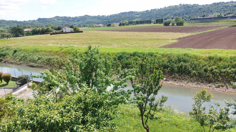 Vicenza, in zona di Sant' Agostino, si propone in vendita una casa singola di ampie metrature, di...