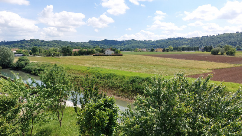 Vicenza, in zona di Sant' Agostino, si propone in vendita una casa singola di ampie metrature, di...