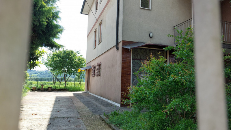 Vicenza, in zona di Sant' Agostino, si propone in vendita una casa singola di ampie metrature, di...