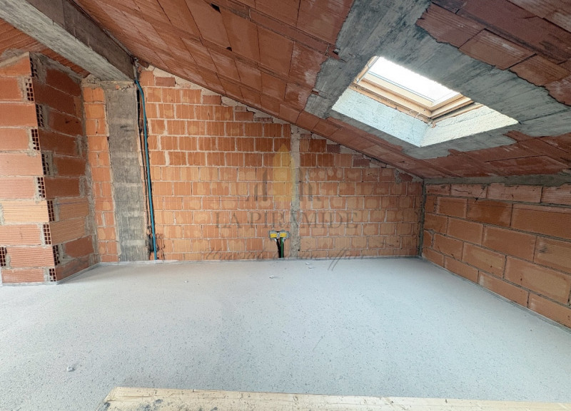 PORZIONE DI BIFAMILIARE NUOVA – AMPI SPAZI E MANSARDA ABITABILE

Proponiamo in vendita elegante p...