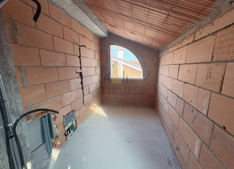 PORZIONE DI BIFAMILIARE NUOVA – AMPI SPAZI E MANSARDA ABITABILE

Proponiamo in vendita elegante p...