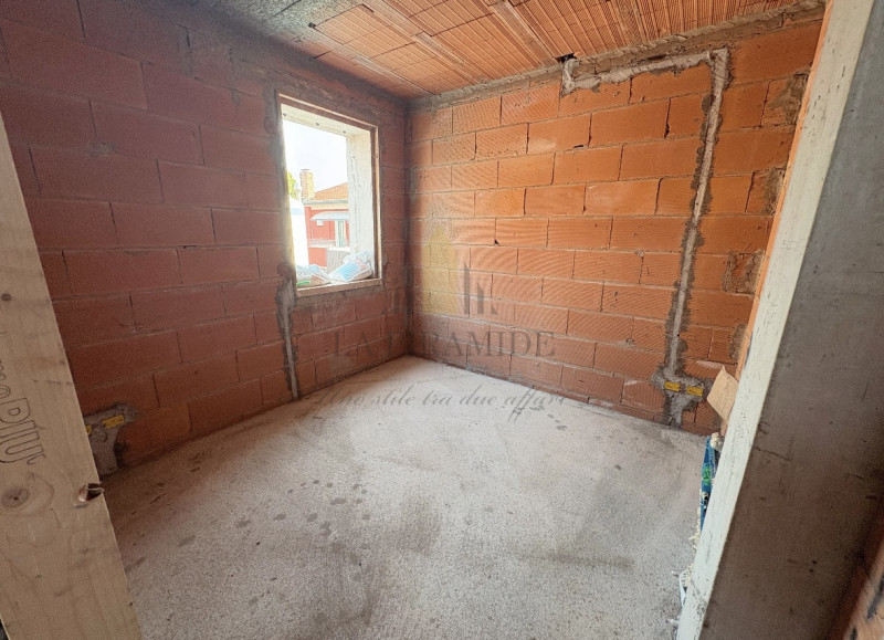 PORZIONE DI BIFAMILIARE NUOVA – AMPI SPAZI E MANSARDA ABITABILE

Proponiamo in vendita elegante p...