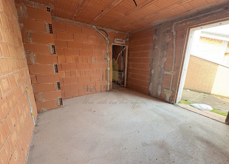 PORZIONE DI BIFAMILIARE NUOVA – AMPI SPAZI E MANSARDA ABITABILE

Proponiamo in vendita elegante p...