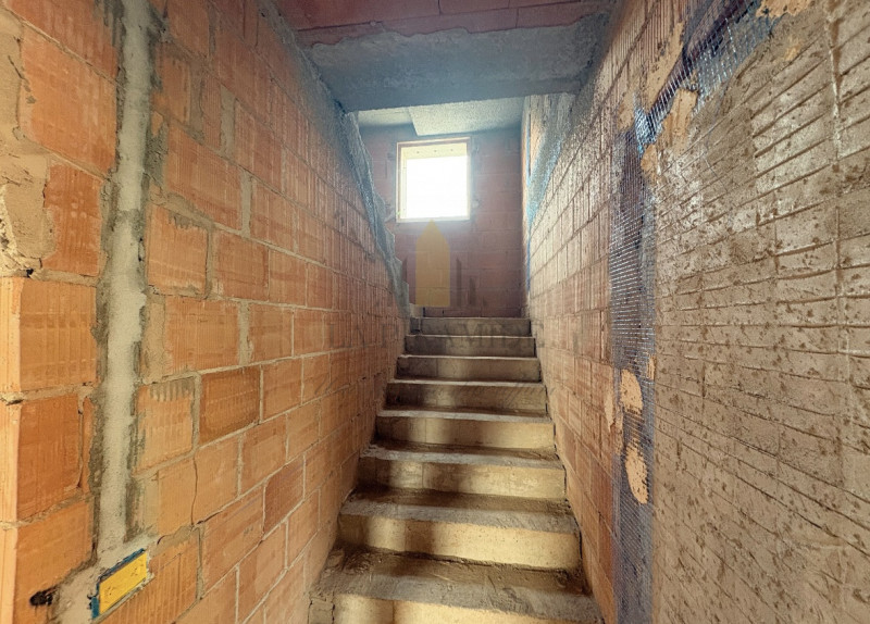 PORZIONE DI BIFAMILIARE NUOVA – AMPI SPAZI E MANSARDA ABITABILE

Proponiamo in vendita elegante p...