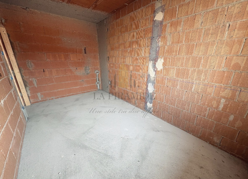 PORZIONE DI BIFAMILIARE NUOVA – AMPI SPAZI E MANSARDA ABITABILE

Proponiamo in vendita elegante p...