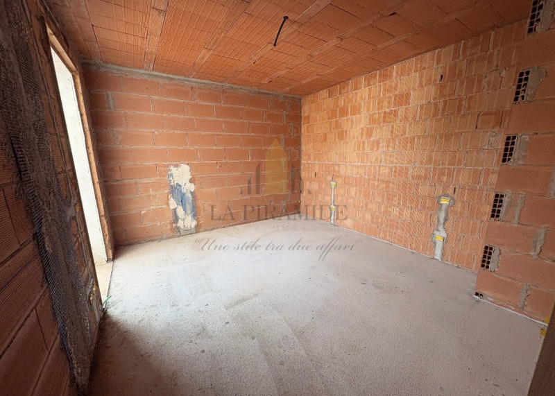 PORZIONE DI BIFAMILIARE NUOVA – AMPI SPAZI E MANSARDA ABITABILE

Proponiamo in vendita elegante p...