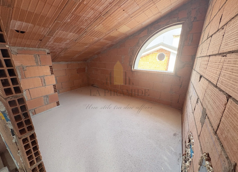 PORZIONE DI BIFAMILIARE NUOVA – AMPI SPAZI E MANSARDA ABITABILE

Proponiamo in vendita elegante p...