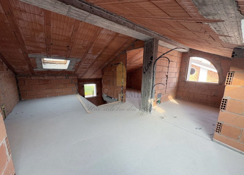 PORZIONE DI TESTA DI TRIFAMILIARE NUOVA – AMPI SPAZI E MANSARDA ABITABILE

Proponiamo in vendita ...