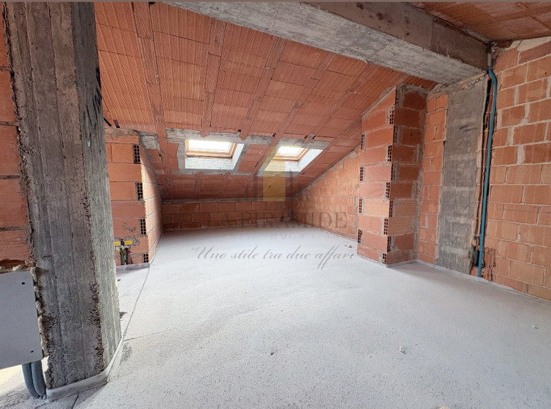 PORZIONE DI TESTA DI TRIFAMILIARE NUOVA – AMPI SPAZI E MANSARDA ABITABILE

Proponiamo in vendita ...