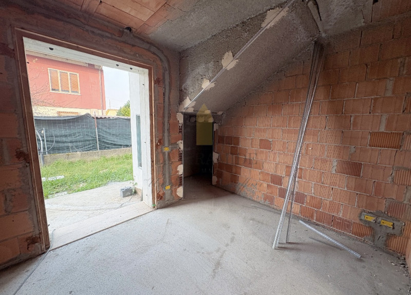 PORZIONE DI TESTA DI TRIFAMILIARE NUOVA – AMPI SPAZI E MANSARDA ABITABILE

Proponiamo in vendita ...