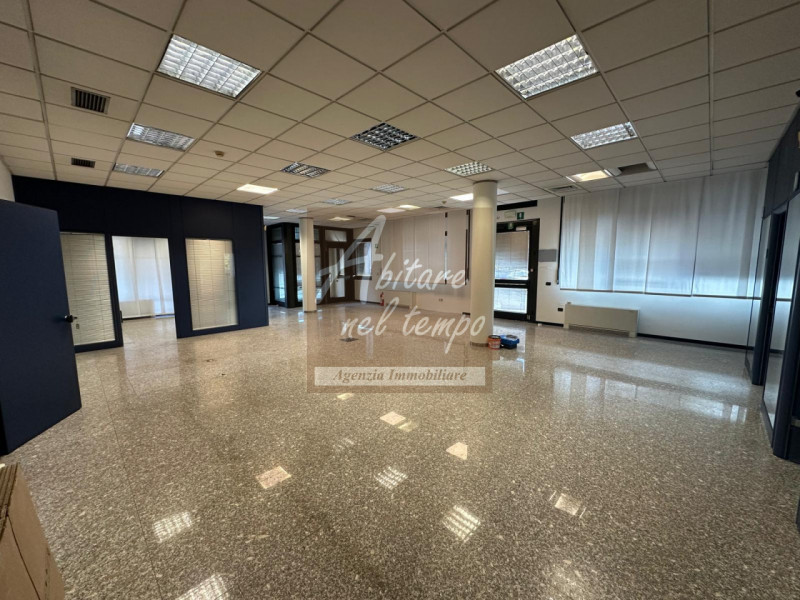 SAN GIORGIO IN BOSCO (PD) - CENTRO

Proponiamo in locazione un ampio ufficio di circa 140 m² util...