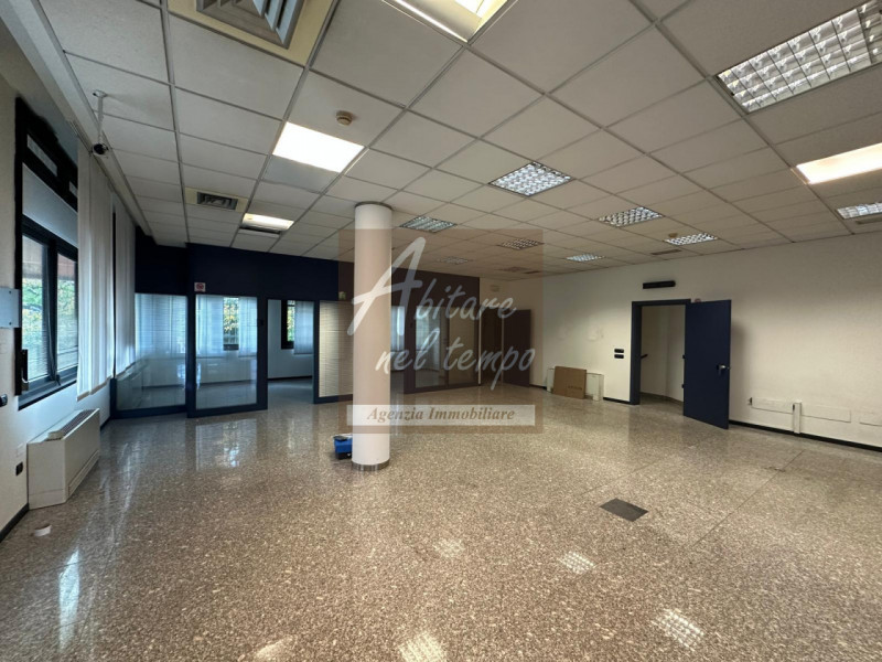 SAN GIORGIO IN BOSCO (PD) - CENTRO

Proponiamo in locazione un ampio ufficio di circa 140 m² util...