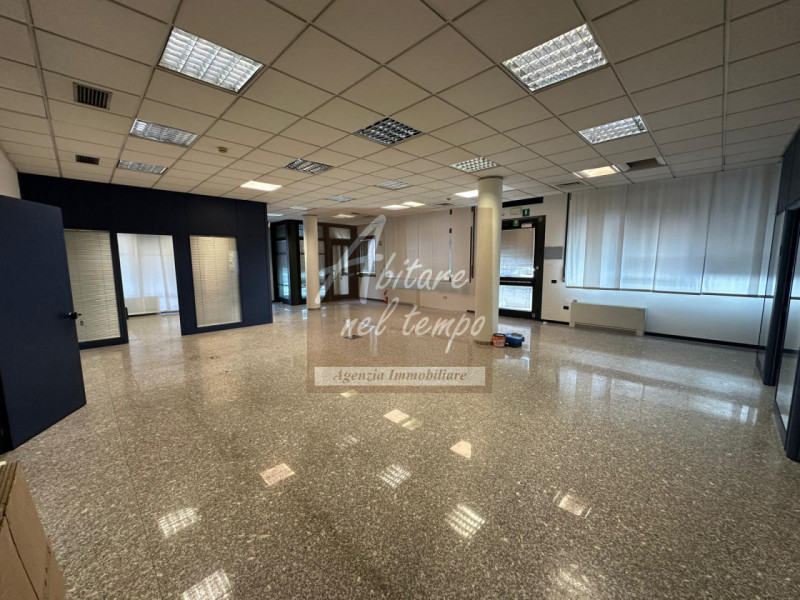 SAN GIORGIO IN BOSCO (PD) - CENTRO

Proponiamo in locazione un ampio ufficio di circa 140 m² util...